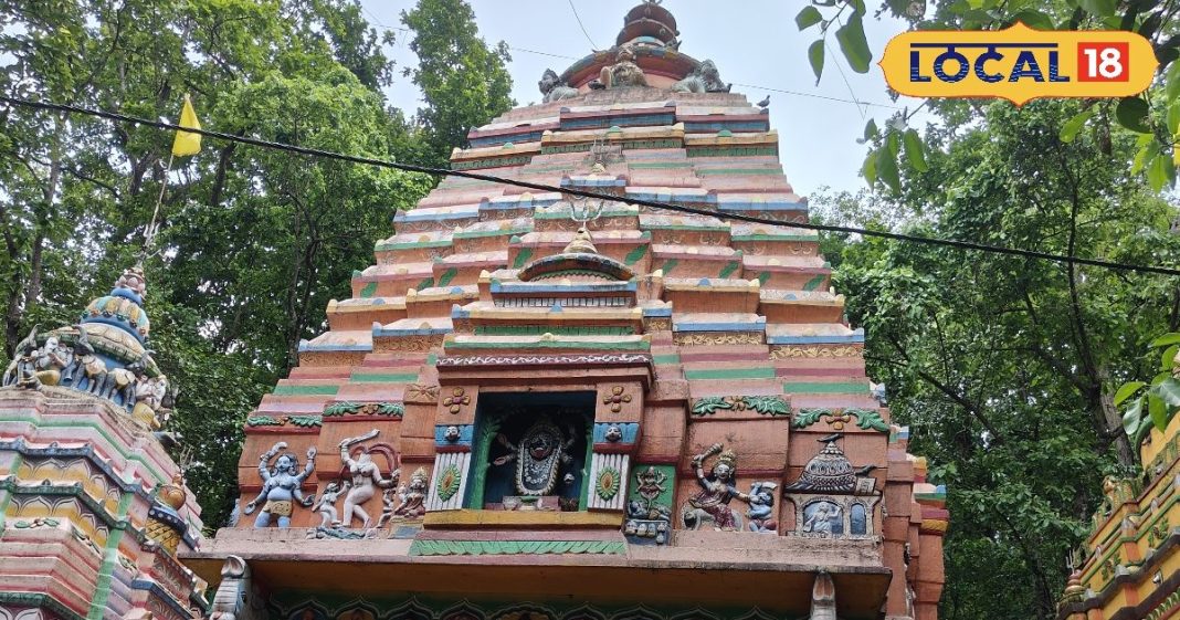 मूर्ति या देवी नहीं...इस मंदिर में चट्टान की होती है