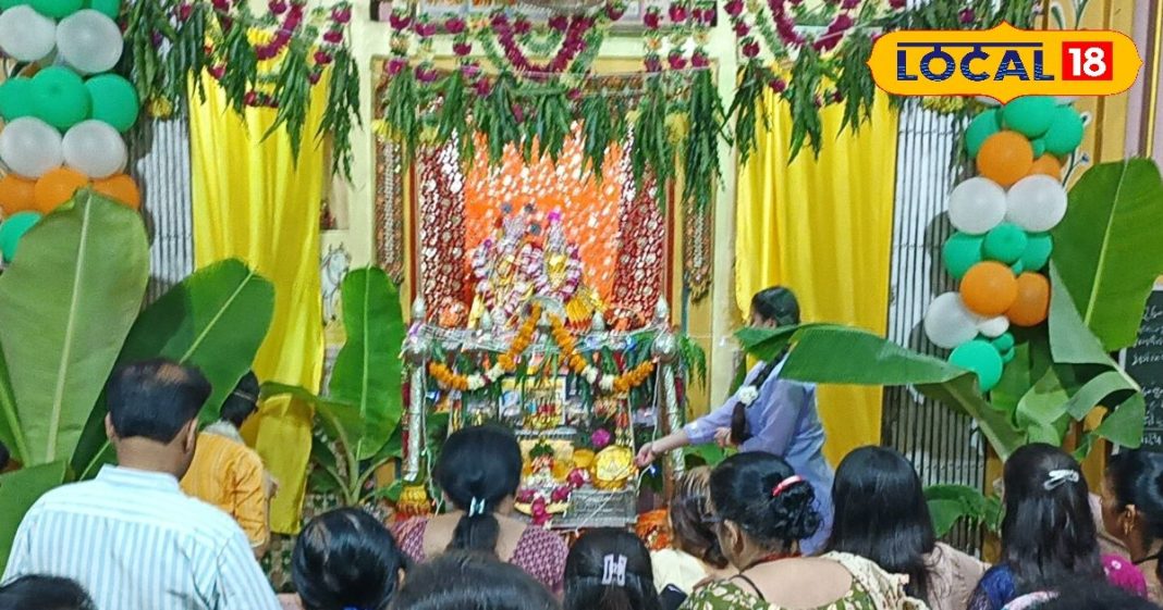 यहां 192 साल पुराना श्रीकृष्ण मंदिर, यमुना से प्रकट हुई