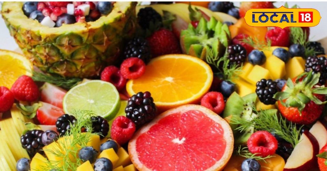 सावधान! बरसात में भूलकर भी न खाएं ऐसे फल, वरना पड़ जाएंगे गंभीर बीमार, हो सकता है डायरिया