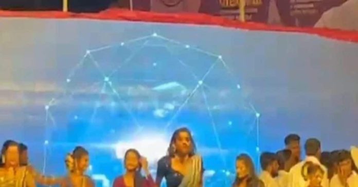 दही हांडी के अवसर पर महिला ने किया अश्लील डांस,