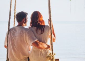 पति-पत्नी में हमेशा रहती है लड़ाई…तो बेडरूम में रख लें यह चीज, एक-दूसरे से नहीं रह पाएंगे दूर If you couple do fight then do these things in bedroom