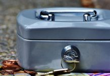 बेडरूम में रखते हैं कैश बॉक्स? सबसे पहले जान लें वास्तु के कुछ खास नियम, नहीं तो झेलना पड़ेगा भारी नुकसान