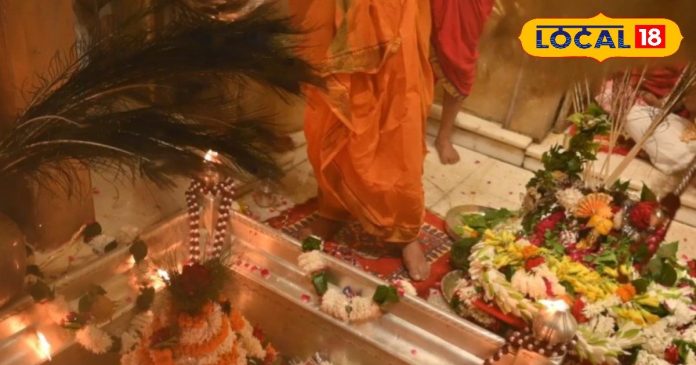 भोर में जगे बाबा विश्वनाथ को निहारते रहे कान्हा, एक