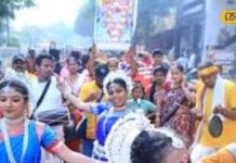 वृंदावन की रंग-बिरंगी पोशाक से सजेंगे राधा-कृष्ण, जन्माष्टमी की तैयारियां हुई तेज