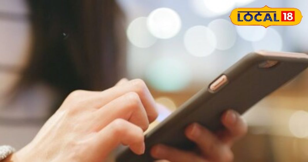 मोबाइल चलाने वाले हो जाएं सावधान! देर रात तक चलाने से पड़ सकता है मिर्गी का दौरा, जानें वजह