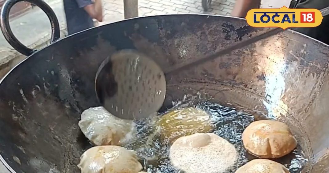 यहां मिलती है देशी घी ने बनी पूड़ियां, आलू-कद्दू की सब्जी के साथ खाते हैं लोग यहां मिलती है देशी घी ने बनी पूड़ियां, आलू-कद्दू की सब्जी के साथ खाते हैं लोग