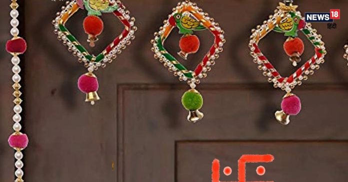 Vastu Tips: घर के मेन गेट पर लगाएं ये चीजें...