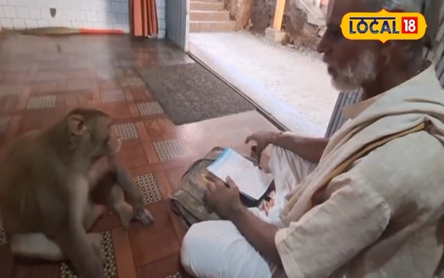 इस मंदिर में आज भी आते हैं भगवान हनुमान! वानर बन सुनते हैं रामचरितमानस का पाठ, देखें VIDEO