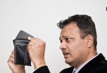 पानी की तरह बह रहा पैसा? तो घर के कोनों से हटा लें यह चीज, काम आएगा ये उपाय