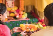 मंदिर में रखी ये चीजें तबाह कर सकती हैं घर, नहीं टिकता पैसा, चेक करें अपना भी पूजा स्थल