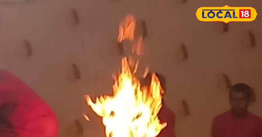 मान्यता! इस मंदिर में हवन कुंड की लपटों में प्रकट होते हैं गणेशजी, लाल कपड़े पहनकर दर्शन करने पहुंचते हैं भक्त-Ganesha-temple-hawan-kund-red-clothes-Unique-structure-of-idol