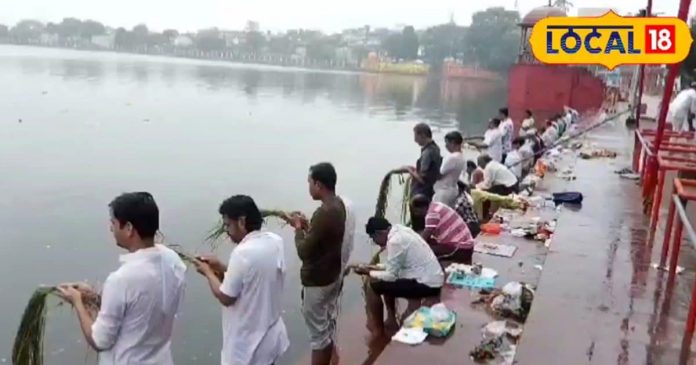 सिर्फ 5 रुपये लेकर कराते हैं श्राद्ध-तर्पण, पितृपक्ष के कठिन