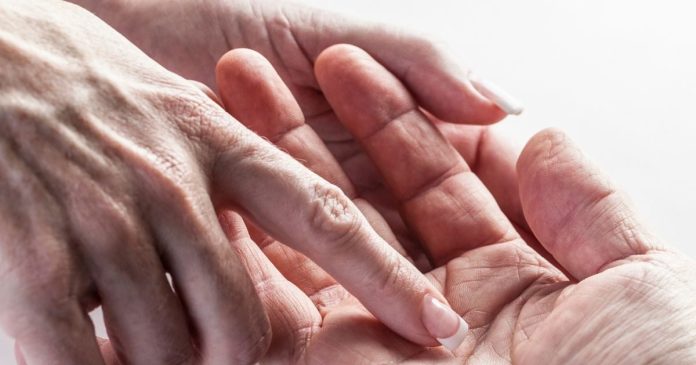 हाथ की इस रेखा को न समझें साधारण, यही बनाती