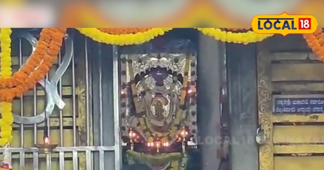 मंदिरों में देवी-देवताओं के दर्शन सिर्फ दीपक की रोशनी में