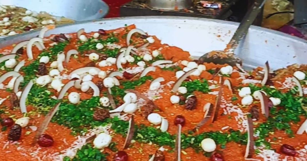 फूडीज का नया हॉट स्पॉट, फिरोजाबाद का 1.5 फीट बड़ा हलवा पराठा