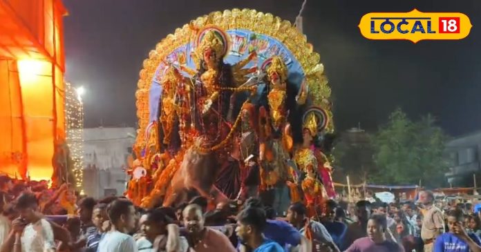 400 साल पुरानी परंपरा: कोडरमा में बिना वाहन के माता