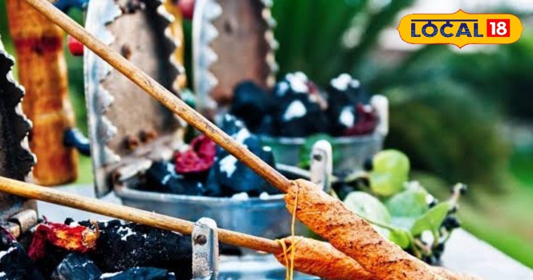 Delhi Famous Food: धागे से बांधकर बनता है ये फेमस कबाब, 71 साल से बादशाहत कायम, स्वाद के दीवानों की लगती है भीड़