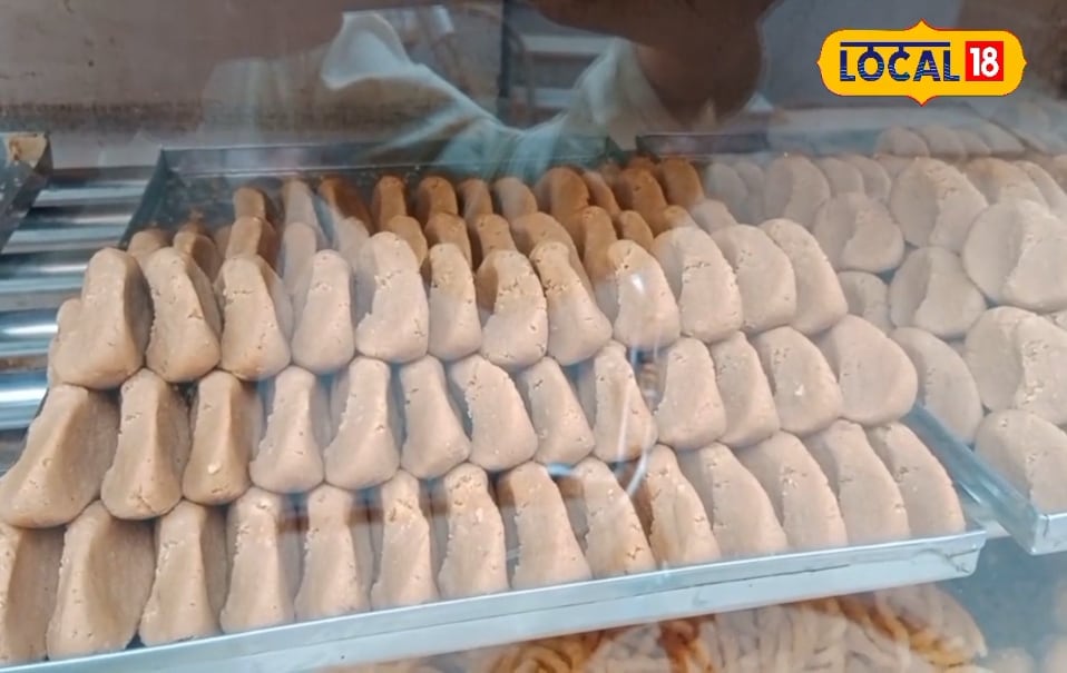 Mau Famous Peda: यहां का अनोखा पेड़ा खाने के लिए कराना पड़ता है बुक, विदेश भी पैक कराकर ले जाते हैं लोग