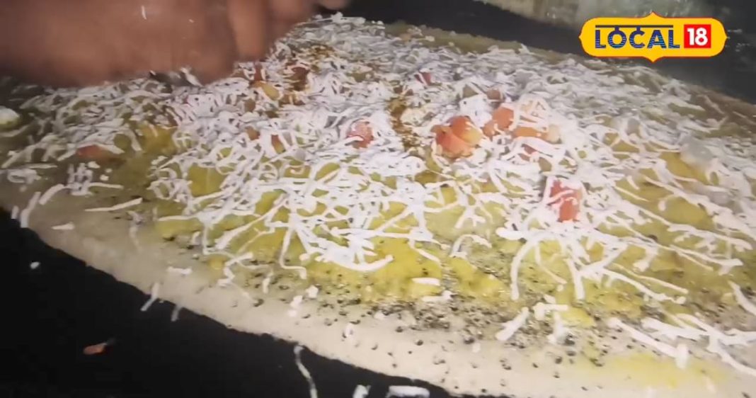 Paneer Dosa: पिज्जा को भी फेल कर देता है यह अनोखा पनीर डोसा, 200 रुपए में भर जाएगा पूरा पेट, खाने के बाद कहेंगे वाह!