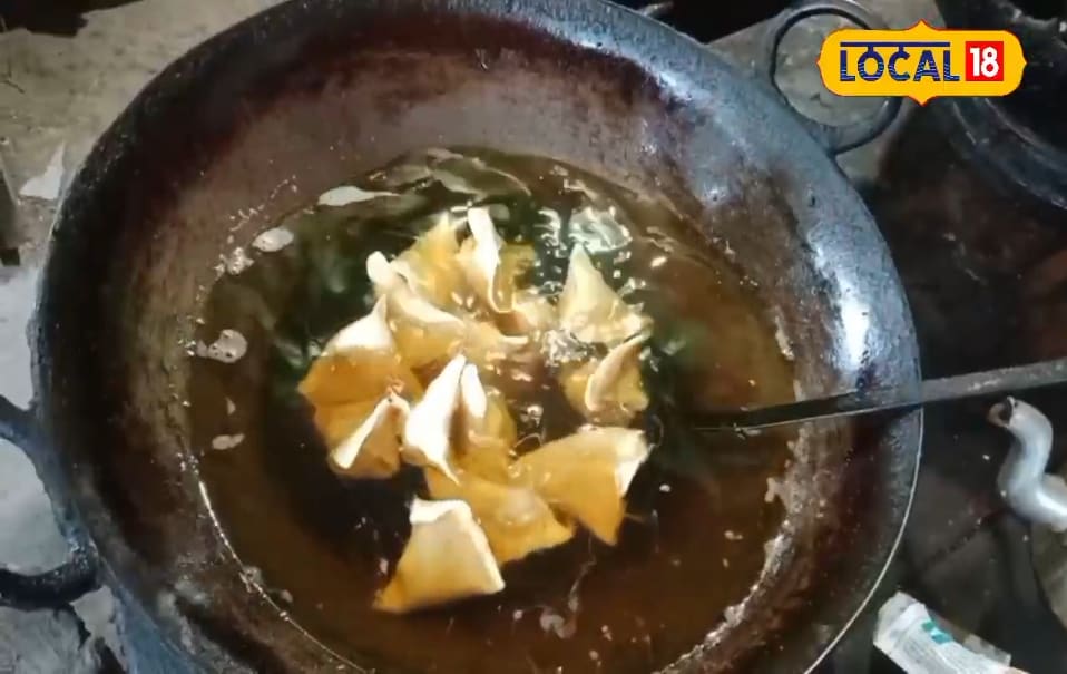Mau Famous Samosa: 500 समोसा देखते ही देखते लोग कर जाते हैं चट, खाने वाले कहते हैं वाह! 65 सालों से बादशाहत है कायम