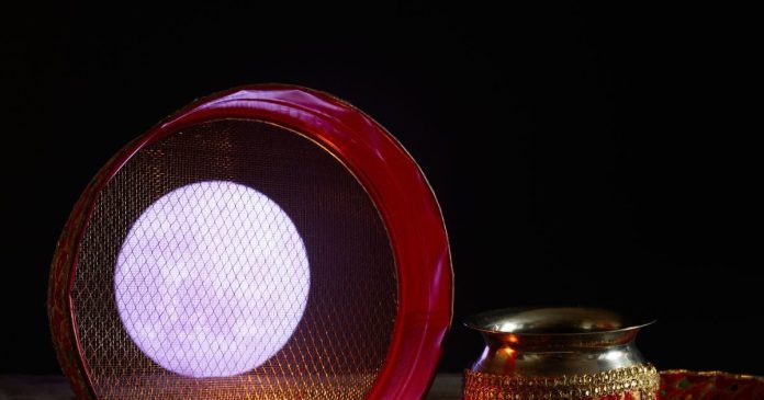 Karwa Chauth 2024: करवा चौथ के दिन करवे में क्या