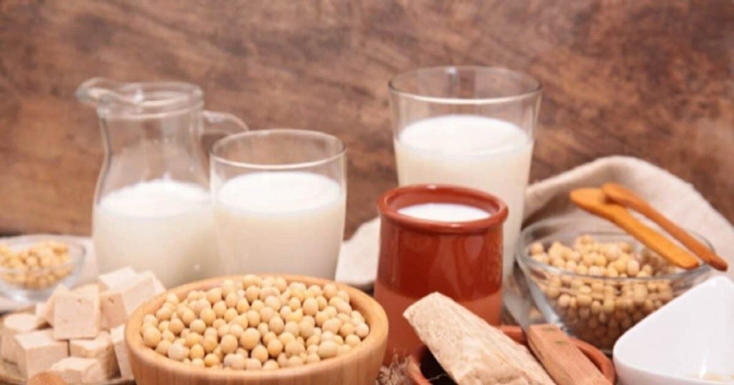 सोया दूध के फायदे जानकर रह जाएंगे हैरान! घर पर बनाना भी है आसान