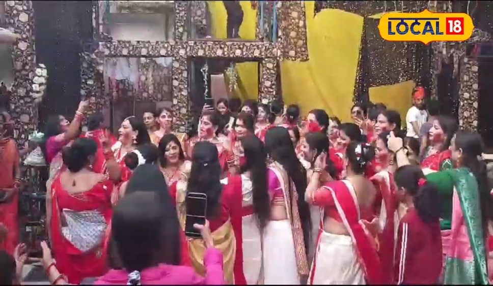 कोलकाता के तर्ज पर यहां हुआ सिंदूर खेला, महिलाओं ने मां दुर्गा को दी विदाई