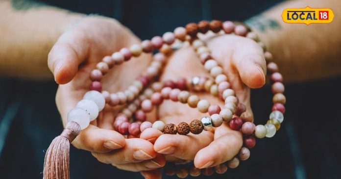क्या है माला जपने की सही विधि, जानें कैसे करें