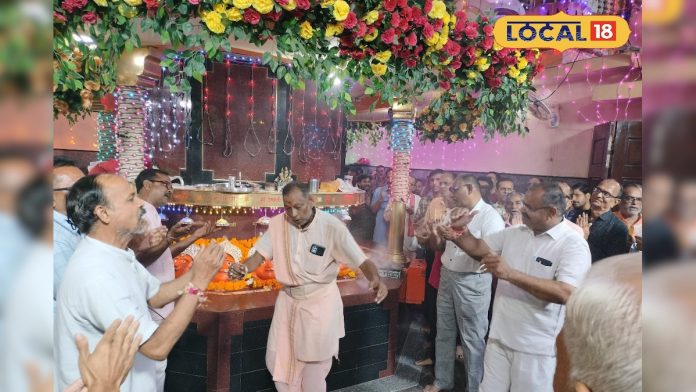 देवी का अनोखा मंदिर, यहां पुरुष करते हैं गरबा, महिलाएं