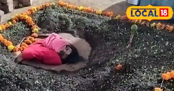 धड़ जमीन के अंदर... सिर्फ सिर बाहर, आहार में दो