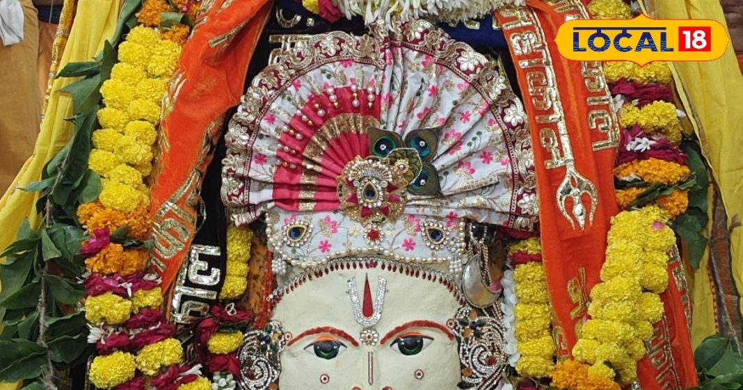 महाकाल की भस्म आरती: मस्तक पर वैष्णव तिलक, मोर पंख का मुकुट और आभूषणों से सजे बाबा, देखें अद्भुत तस्वीरें