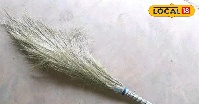 सप्ताह के दो दिन भूलकर भी न खरीदें झाड़ू, नहीं