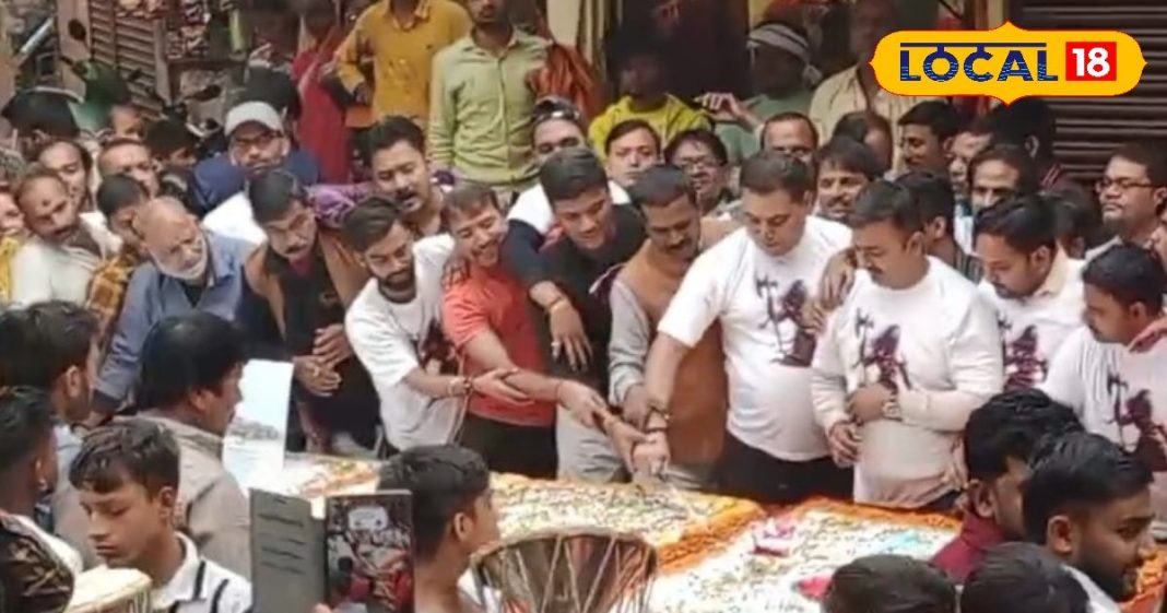 Bhairav Jayanti: 1100 किलो का केक काटकर भक्तों ने मनाया काशी के कोतवाल का बर्थडे, डमरू के डम-डम से गूंज उठा वाराणसी