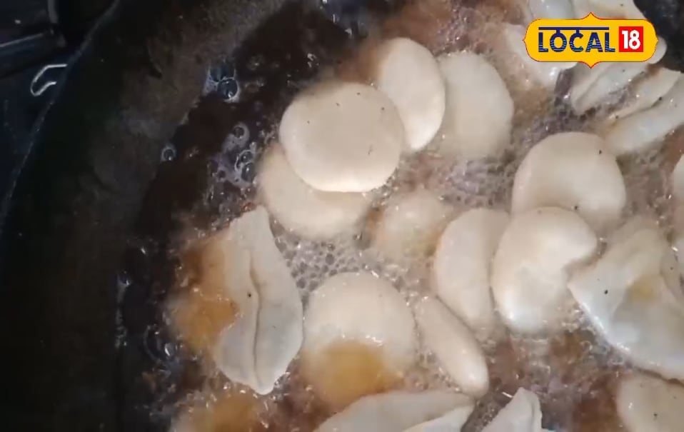 समोसे को टक्कर देती है बेसन से बनने वाला ये आइटम, एक दिन में 500 पीस की बिक्री, स्वाद के दीवानों की लगती है भीड़