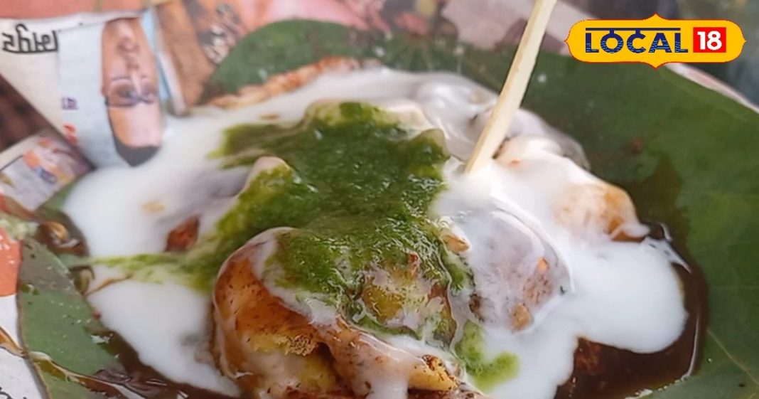 लाजवाब! मालजंग पत्ते पर मूंग की दाल से लेकर मैदा की पपड़ी, फिर इमली की खटाई और दही, सारे चाट इसके आगे फेल