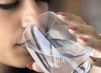 हेल्दी किडनी, ग्लोइंग स्किन और भी बहुत फायदे…सोने से पहले एक गिलास पानी पीने से ये होंगे बदलाव