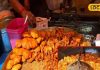 ना छत…ना दीवार, टेंट के नीचे चौकी बनाकर बेच रहे पकोड़े, रोजाना 500 लोग….