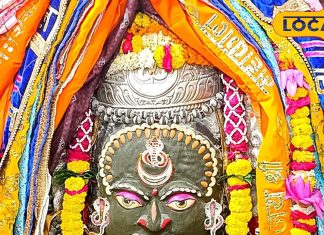 आज रजत सर्प, चंद्र और आभूषण अर्पित कर सजे बाबा, देखें तस्वीरें – Bharat.one हिंदी