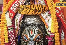 आज वैष्णव तिलक, आभूषण और भांग अर्पित कर भगवान गणेश रूप में सजे के बाबा, देखें तस्वीरें – Bharat.one हिंदी