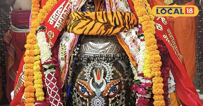 आज वैष्णव तिलक, आभूषण और भांग अर्पित कर भगवान गणेश