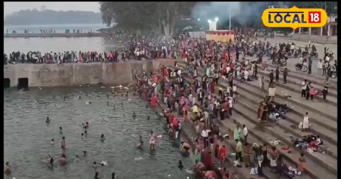 कार्तिक पूर्णिमा पर लोगों ने शिवनाथ नदी में लगाई आस्था