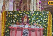 दीवाली पर माँ लक्ष्मी की अद्भुत पूजा, 55 लाख की नोटों से किया मंदिर का श्रृंगार