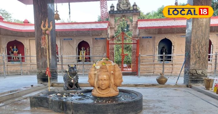 नाराज पितरों को करना है शांत, तो इस मंदिर में