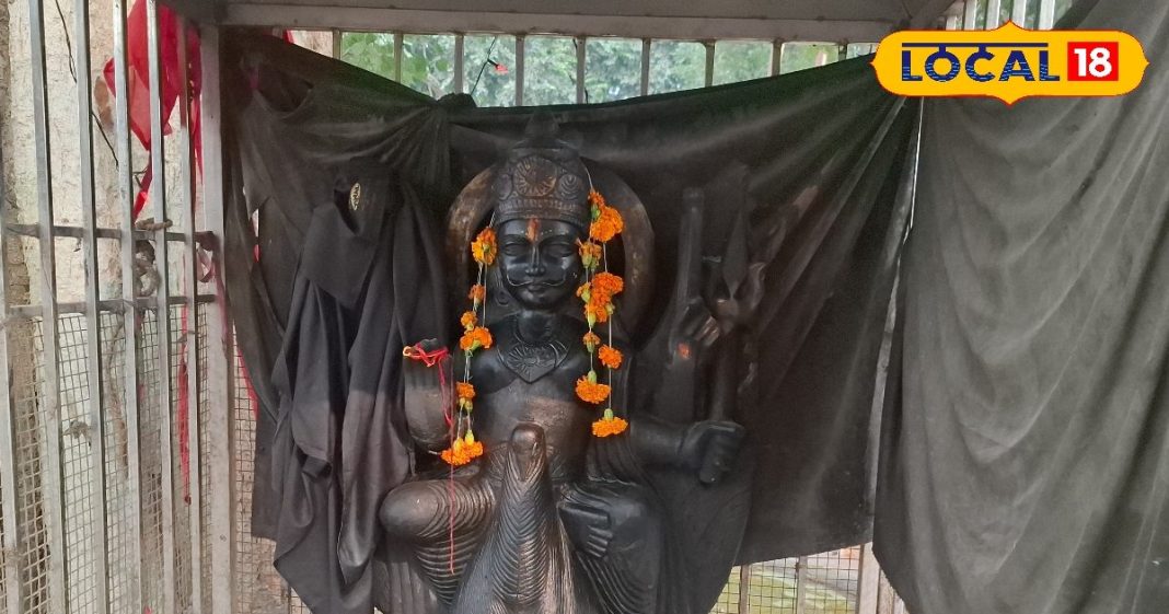 पुजारी ने जमीन बेचकर बनवाया था ये मंदिर…शनिदेव और हनुमान जी के एक साथ होते हैं दर्शन, मन्नत मांगने के लिए लगती है लाइन!