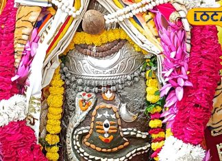 महाकाल की भस्म आरती: आज बिलपत्र, कमल और गुलाब के फूलों की माला से सजे उज्जैन के राजा, देखें PHOTOS