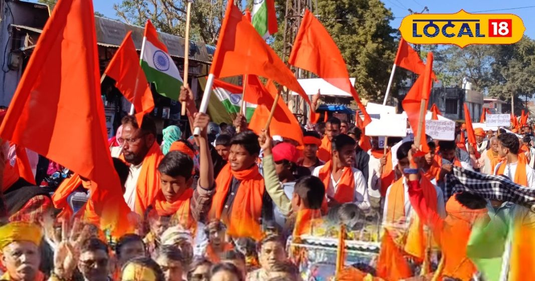 आक्रोश रैली: बांग्लादेशी हिंसा के खिलाफ सड़क पर उतरे लोग,