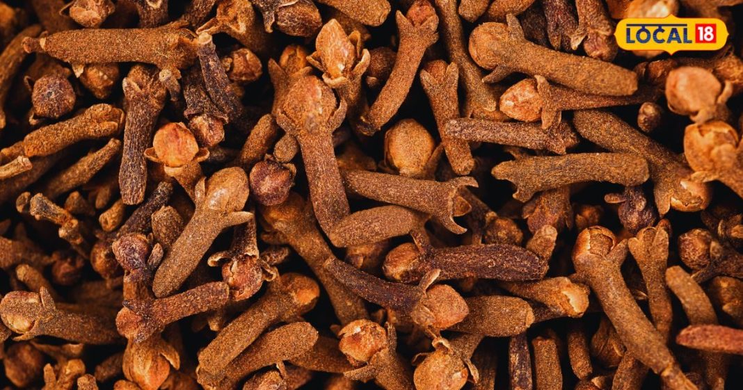 Clove Benefits: किचन में रखा ये छोटा मसाला बड़ी परेशानियों को करता है दूर
