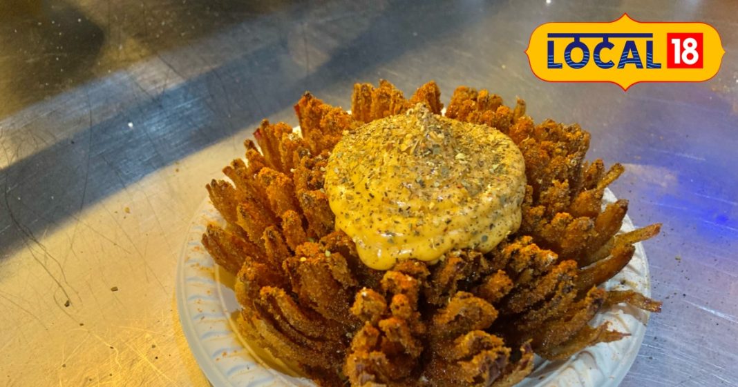 Street Food: प्याज के पकौड़े तो बहुत खाए होंगे पर क्या कभी ब्लूमिंग अनियन खाया है? दीवाना बना देगा इसका स्वाद