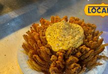 Street Food: प्याज के पकौड़े तो बहुत खाए होंगे पर क्या कभी ब्लूमिंग अनियन खाया है? दीवाना बना देगा इसका स्वाद