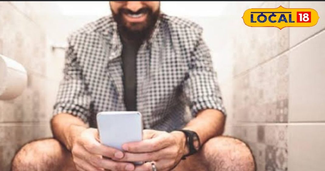 टॉयलेट में ले जाते हैं मोबाइल…तो हो जाएं सावधान, जानलेवा बीमारी के शिकार…